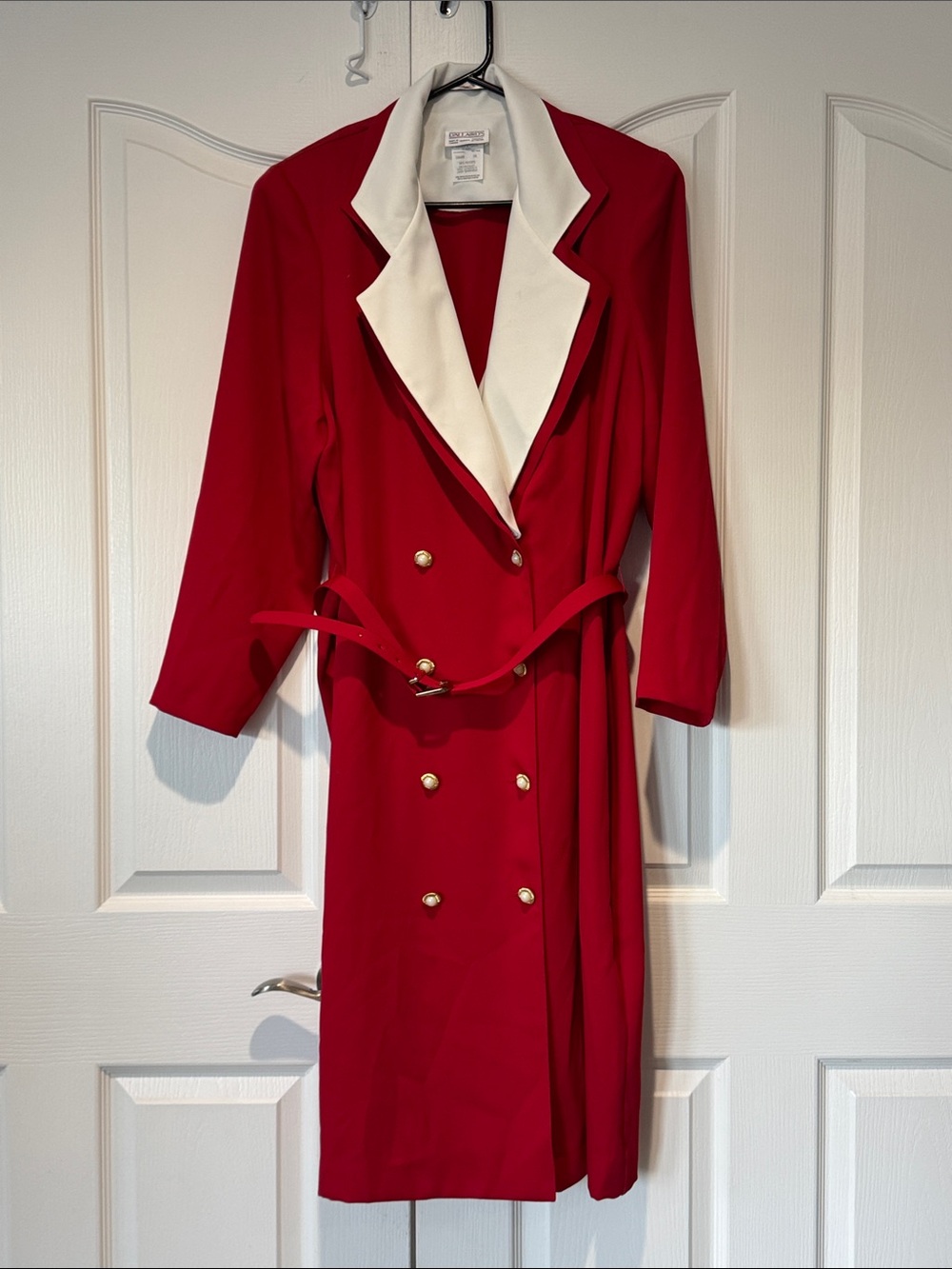 D’allairds Elegant Red Long-Sleeve Double-Breasted Dress with White Lapel